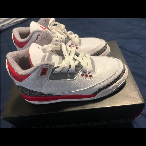 Jordan’s 3s size 4.5y - Picture 3 of 4